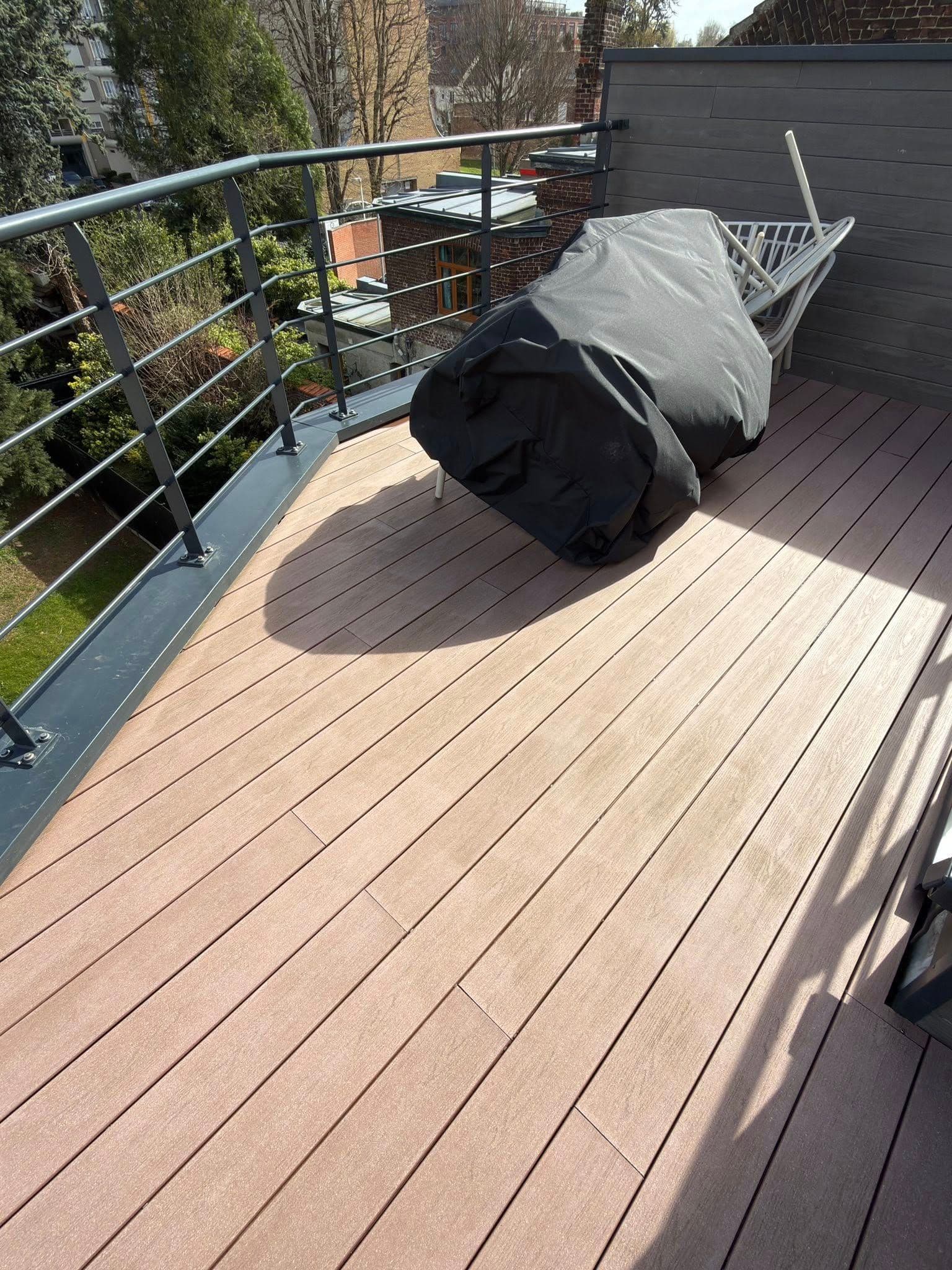 Rendu final d'une terrasse en résine parfaitement propre et rénovée à Lille