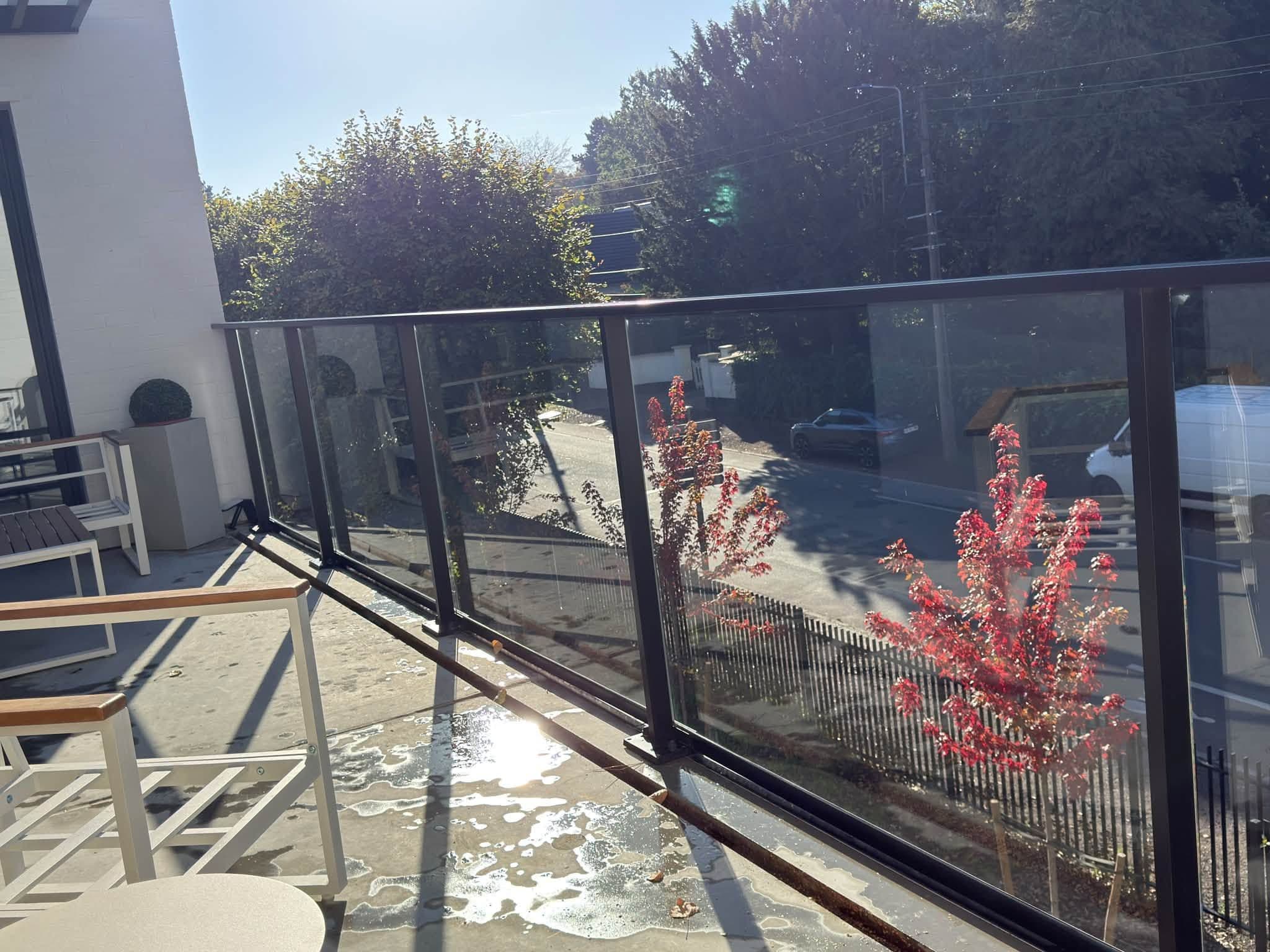 Vue détaillée de la transparence des garde-corps vitrés après intervention à Croix